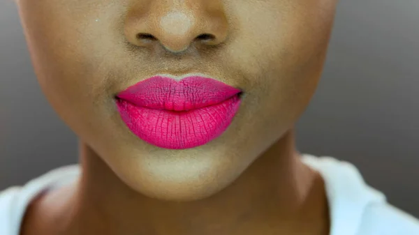 Close up de uma bela mulher negra lábios e rosto — Fotografia de Stock