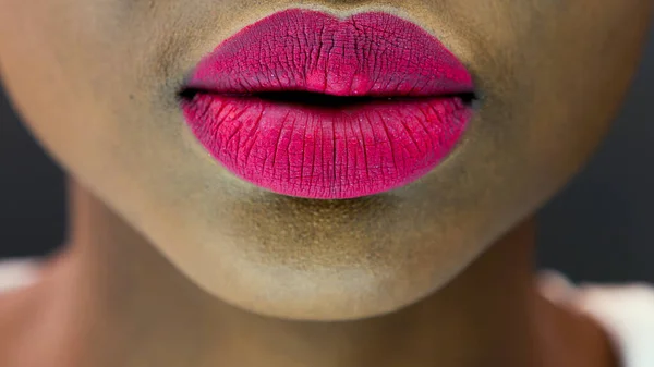 Close up of a beautiful black woman lips and face — Stock Photo, Image