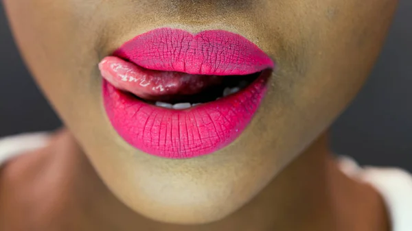 Close up de mulher saindo da língua — Fotografia de Stock