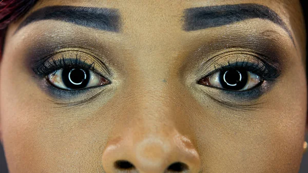 Fechar-se de belos olhos meninas com pele com maquiagem — Fotografia de Stock