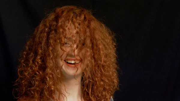 Mulher bonita com cabelo vermelho — Fotografia de Stock