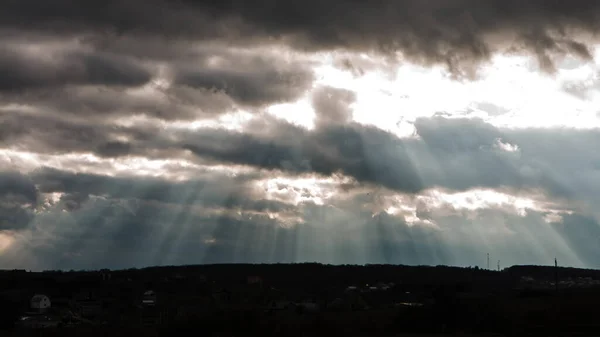 Rayon de soleil dans les nuages sombres et le ciel avant l'orage — Photo