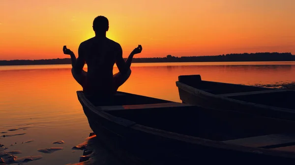 Mann macht Yoga bei Sonnenuntergang — Stockfoto