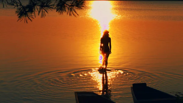 Bellezza camminando sulle mestruazioni dell'acqua, arancione — Foto Stock