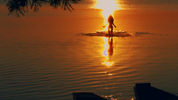 Unbekümmerte Frau im Sonnenuntergang am Strand. Urlaub Vitalität gesundes Wohnkonzept — Stockfoto
