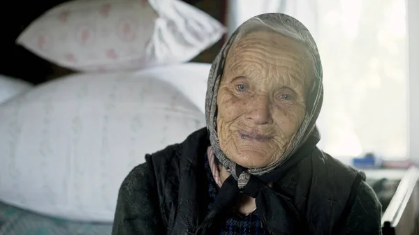 Portré idős nő sálban — Stock Fotó