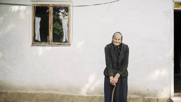 Abuela en una casa vieja en el pueblo — Foto de Stock