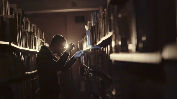Studente con gli occhiali è venuto in biblioteca di notte — Foto Stock