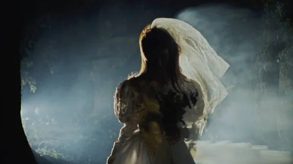 Halloween éjszakáján Menyasszony sétál a szörnyű sötét erdőben — Stock Fotó