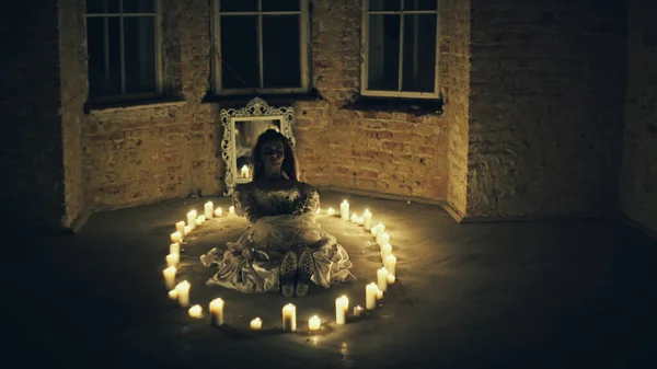 Menyasszony kísértettörténet. Halott menyasszony fekszik a padlón hátborzongató rejtély ház. — Stock Fotó
