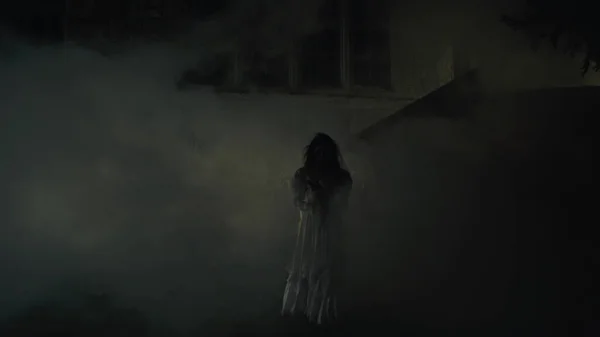 Creepy samotna Panna Młoda w pobliżu mglisty średniowieczny zamek — Zdjęcie stockowe