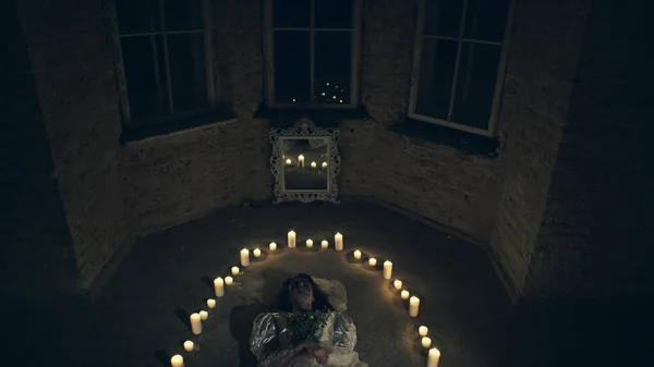 Noiva revivido na casa velha terrível no ritual temido do espelho e velas . — Fotografia de Stock