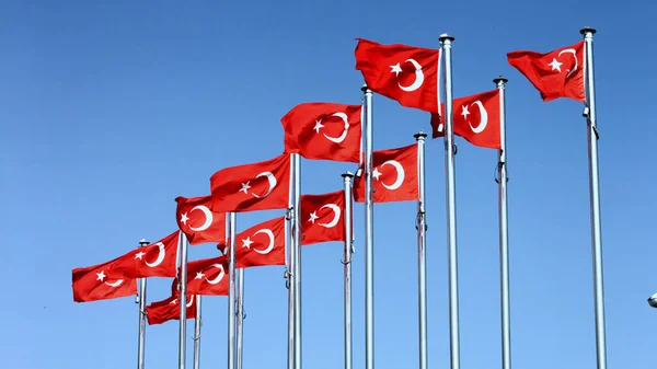 Turkse vlag wapperend aan de hemel. Stockafbeelding