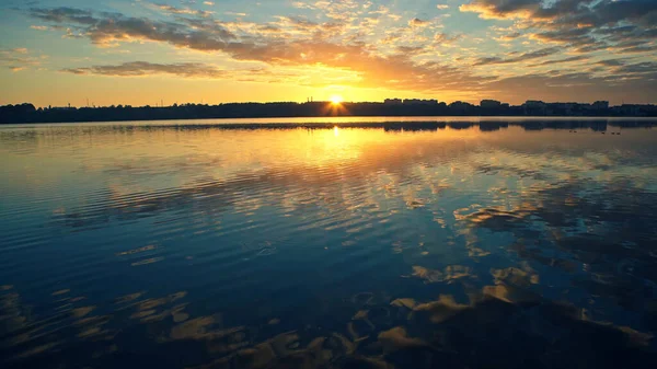 Bonito paisaje con puesta de sol en el lago Fotos de stock libres de derechos