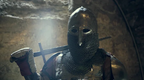 Cavaleiros medievais armadura no castelo . — Fotografia de Stock