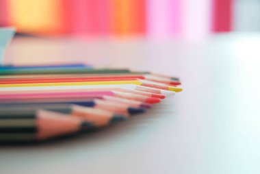 Beyaz arkaplanda izole edilmiş renkli kalemler yakın plan. Sanat, hobiler, çizimler ve okul aletleri