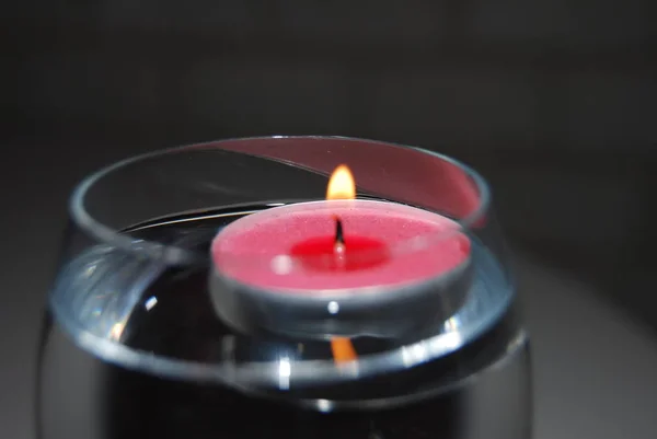 Fotografie Van Een Roze Kaars Brandend Een Glas Water — Stockfoto