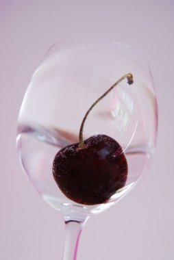 bir bardak su içinde kiraz