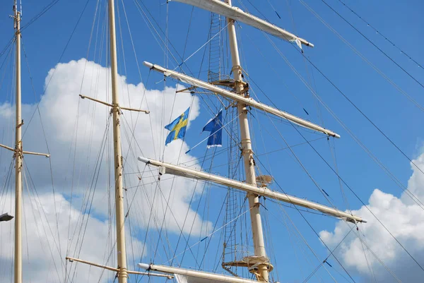 Barca Bianca Con Bandiera Svedese Cielo Blu Con Nuvole — Foto Stock