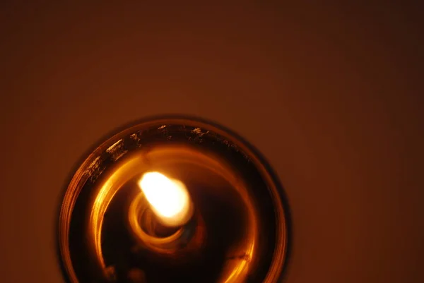 暗闇の中で点灯されている燭台 ライトペインティング — ストック写真