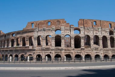 Kolezyum dışarıdan, Roma mimarisi taşlarla dolu. Avrupa 'daki antik ve tarihi anıt. Mavi gökyüzü güneşli bir günde