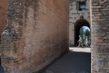 İçerideki Kolezyum, taşlı Roma mimarisi. Avrupa 'daki antik ve tarihi anıt. Mavi gökyüzü güneşli bir günde. Kolezyum.