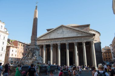 Pantheon, taş sütunlu Roma mimarisi. Roma, İtalya ve Avrupa 'daki Piazza della Rotonda antik ve ünlü anıt. Güneşli bir yaz gününde mavi gökyüzü.