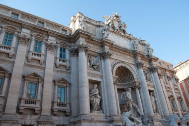 Roma, İtalya - 2 Ağustos 2013: Trevi Çeşmesi, 18. yüzyılın barok tarzında ünlü Roma çeşmesi, Piazza di Trevi. Avrupa 'nın tarihi ve tarihi simgesi. Mavi gökyüzüyle güneşli bir yaz gününde. Fontana di Trevi.