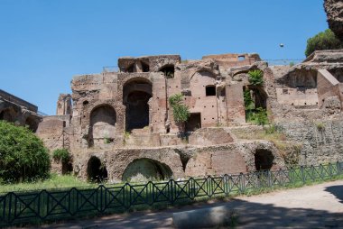 Eski harabeleriyle Palatine Tepesi. Eski Roma tarihi mimarisi. Palatino Romanları.