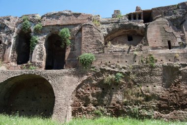 Eski harabeleriyle Palatine Tepesi. Eski Roma tarihi mimarisi. Palatino Romanları.