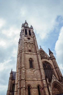 Arlon 'daki Saint-Martins Kilisesi, Lüksemburg, Belçika. Dış görünüşü, Neo-gotik tarzı, Wallonia 'nın en büyük mirası.