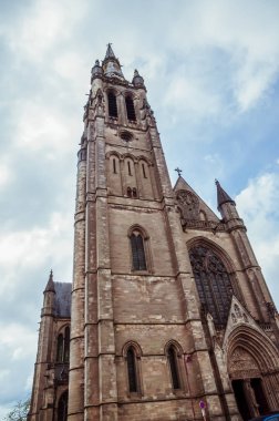 Arlon 'daki Saint-Martins Kilisesi, Lüksemburg, Belçika. Dış görünüşü, Neo-gotik tarzı, Wallonia 'nın en büyük mirası.