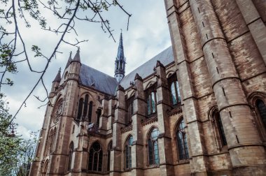 Arlon 'daki Saint-Martins Kilisesi, Lüksemburg, Belçika. Dış görünüşü, Neo-gotik tarzı, Wallonia 'nın en büyük mirası.