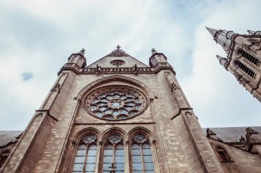 Arlon 'daki Saint-Martins Kilisesi, Lüksemburg, Belçika. Dış görünüşü, Neo-gotik tarzı, Wallonia 'nın en büyük mirası.