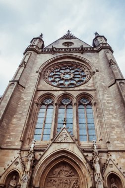 Arlon 'daki Saint-Martins Kilisesi, Lüksemburg, Belçika. Dış görünüşü, Neo-gotik tarzı, Wallonia 'nın en büyük mirası.