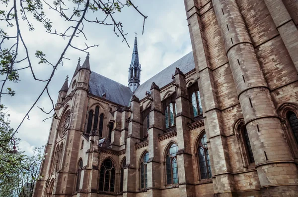 Arlon 'daki Saint-Martins Kilisesi, Lüksemburg, Belçika. Dış görünüşü, Neo-gotik tarzı, Wallonia 'nın en büyük mirası.