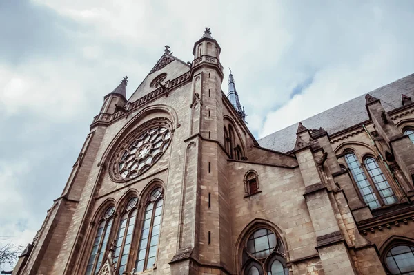 벨기에 룩셈부르크의아 마틴스 교회입니다 겉으로 보이는 신고딕 양식의 로니아의 — 스톡 사진