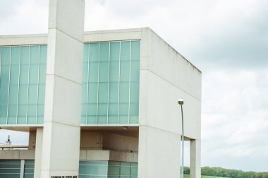 Leudelange, Luxemburg - 5 Mayıs 2013: Beton ve fiberglas modern tasarımı ile su kulesi, aynı zamanda itfaiye teşkilatı