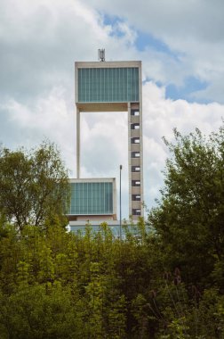 Leudelange, Luxemburg - 5 Mayıs 2013: Beton ve fiberglas modern tasarımı ile su kulesi, aynı zamanda itfaiye teşkilatı