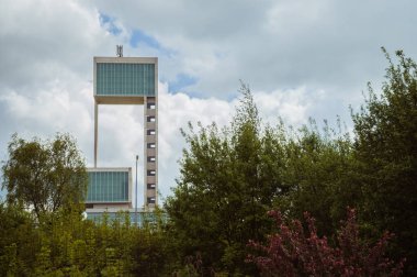 Leudelange, Luxemburg - 5 Mayıs 2013: Beton ve fiberglas modern tasarımı ile su kulesi, aynı zamanda itfaiye teşkilatı