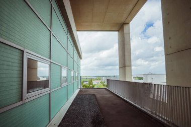 Leudelange, Luxemburg - 5 Mayıs 2013: Beton ve fiberglas modern tasarımı ile su kulesi, aynı zamanda itfaiye teşkilatı