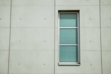 Leudelange, Luxemburg - 5 Mayıs 2013: Beton ve fiberglas modern tasarımı ile su kulesi, aynı zamanda itfaiye teşkilatı