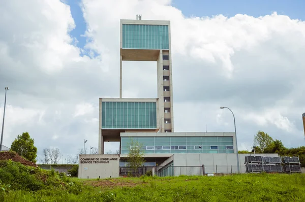 Leudelange, Luxemburg - 5 Mayıs 2013: Beton ve fiberglas modern tasarımı ile su kulesi, aynı zamanda itfaiye teşkilatı