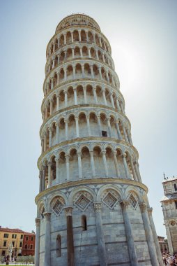 Pisa Kulesi, güneşli bir yaz gününde. Torre di Pisa, Toskana 'daki Hz. Meryem Katedrali' nin kamp paneli..