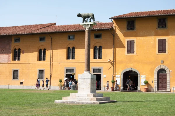 Statyer Romulus Remus Och Vargen Matar Dem Framför Gammal Byggnad — Stockfoto