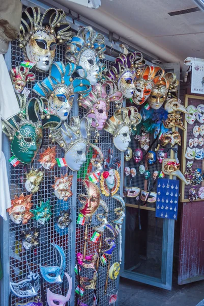 Renkli İtalyan karnaval maskeli küçük bir hediyelik eşya dükkanı, Mardi Gras