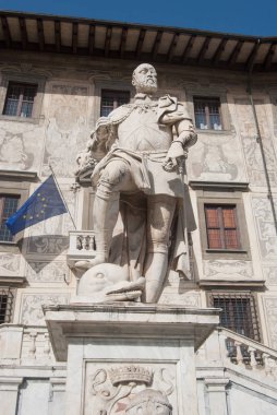 Cosimo heykeli Scuola Normale Superiore 'un önünde, Piazza dei Cavalieri / Palazzo della Carovana' daki Pisa Normal Lisesi