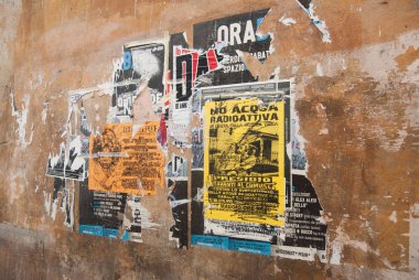 Pisa, Toskana 'da duvarda sokak posterleri ve grafiti var.