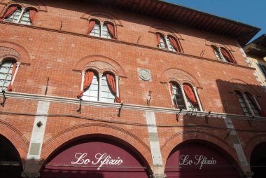 Lo Sfizio tabelası, İtalyan restoranı ve Tuscany, Pisa 'daki Borgo Stretto caddesindeki teras barı.
