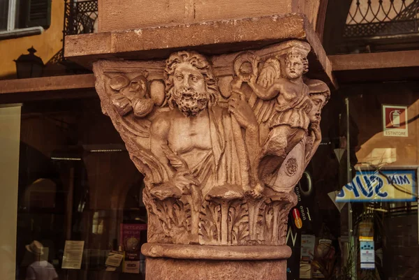 Старая Итальянская Колонна Улице Пизы Скульптурой Римских Мужчин Тоскана — стоковое фото